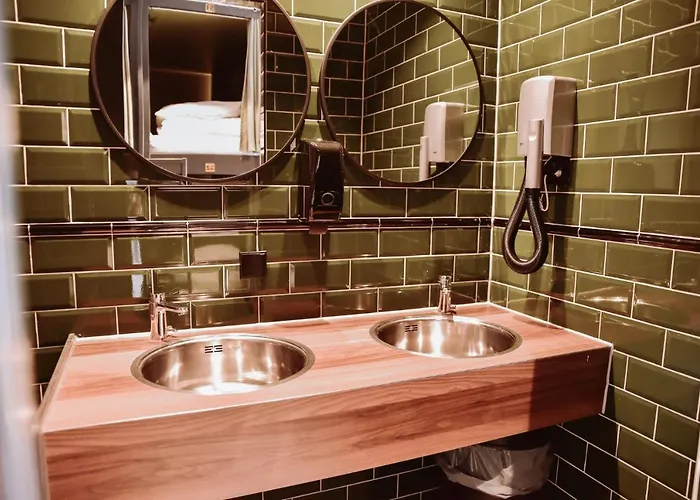 Durty Nelly's Hostel *