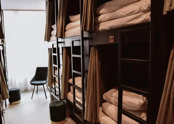 Durty Nelly's Hostel *